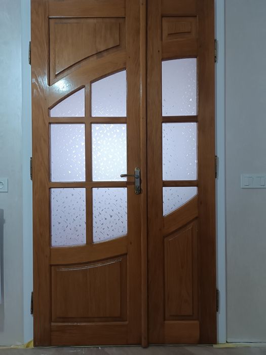 Двері дубові в гарному стані.