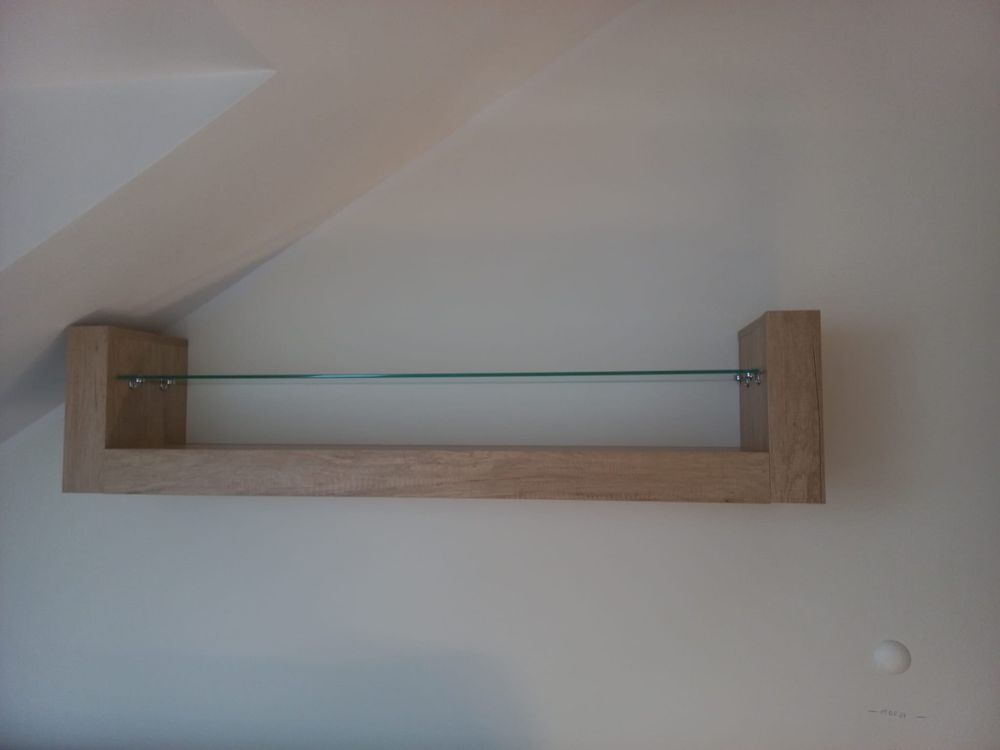 Półka ścienna 130 cm z szybą