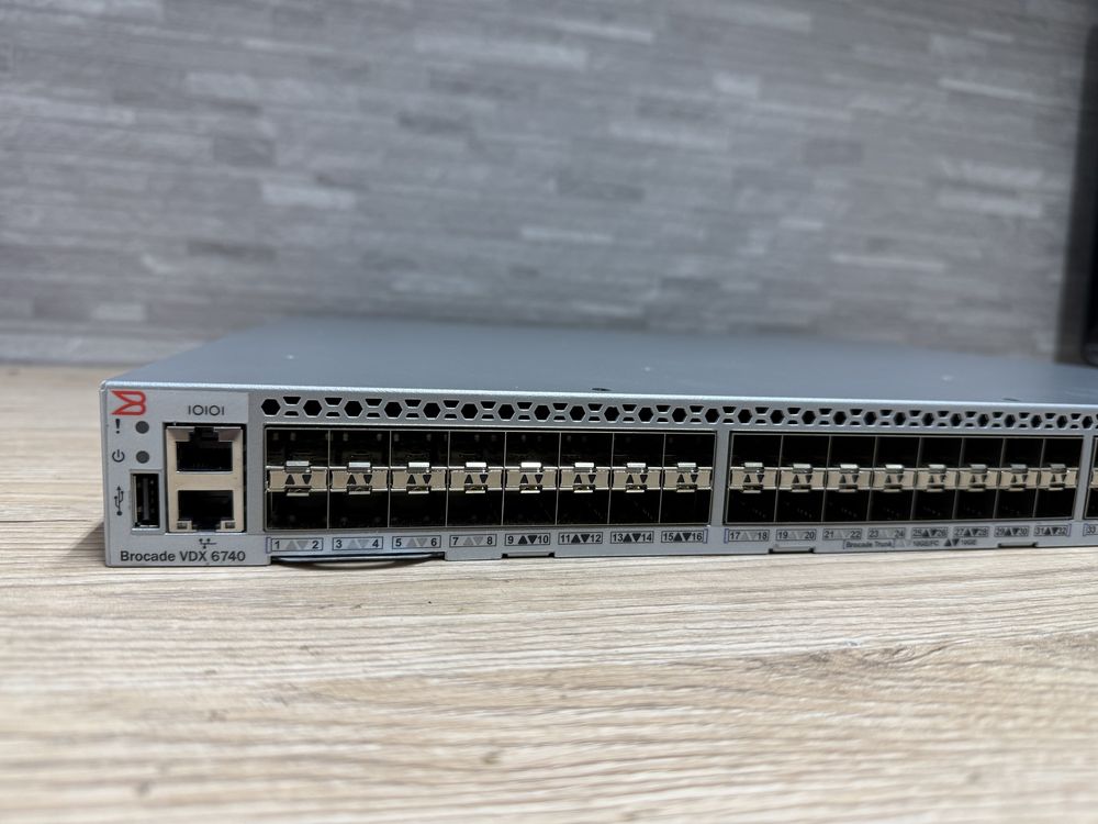 Brocade VDX 6740-64-F високопродуктивний комутатор рівня Layer 2/3
