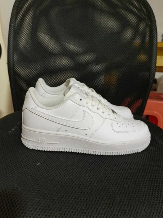 Białe buty Nike Air Force 1'07 w rozmiarze 40