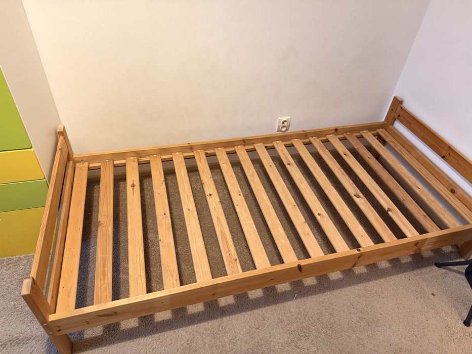 Łóżko drewniane używane