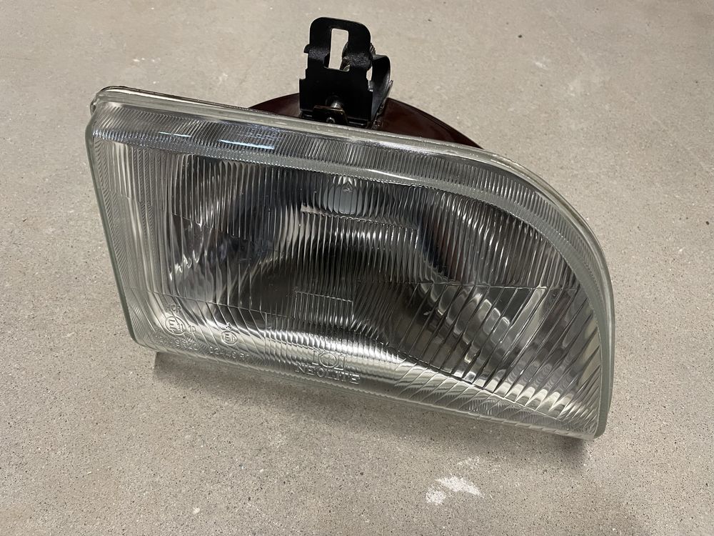 Lampa przednia Ford Fiesta 02449R20