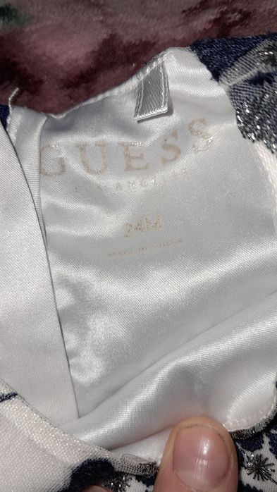 Śliczna sukienka 86 firmy Guess dla małej księżniczki