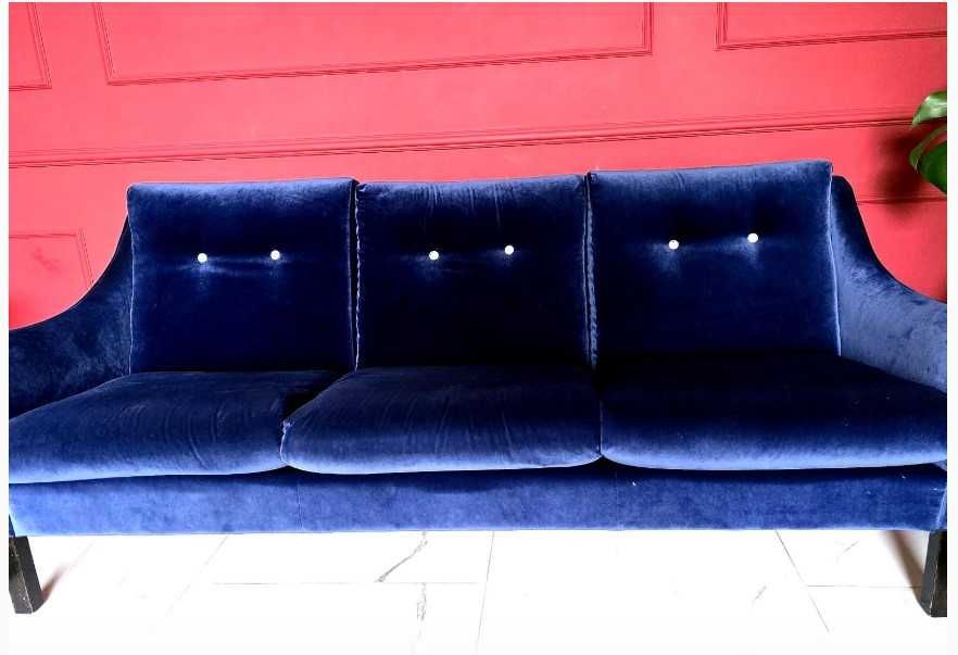 Elegancka sofa z niebieskiego aksamitu – stylowa i wygodna!