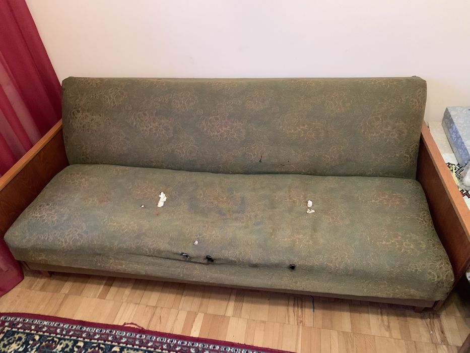 Подарую диван радянських часів, міцний, механіщм розкладання працює.