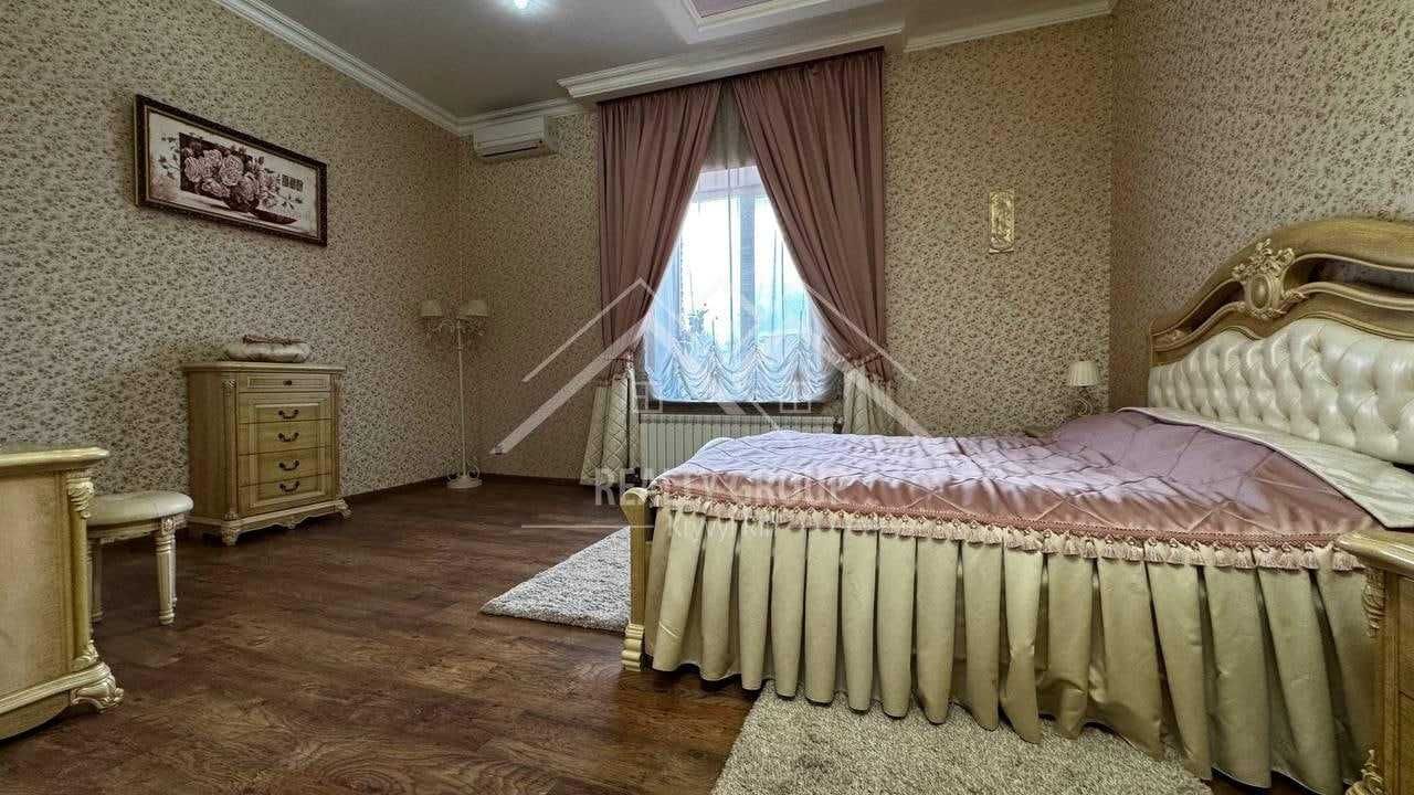 Оренда розкішного двоповерхового будинку в центрі міста