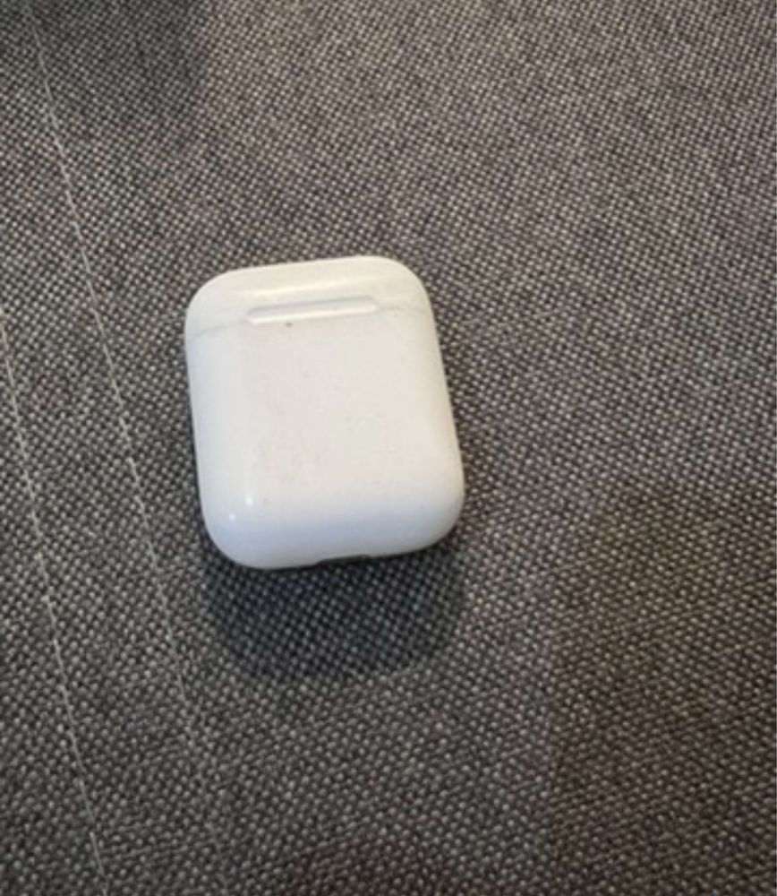 Продам кейс airpods 1 original без навушників