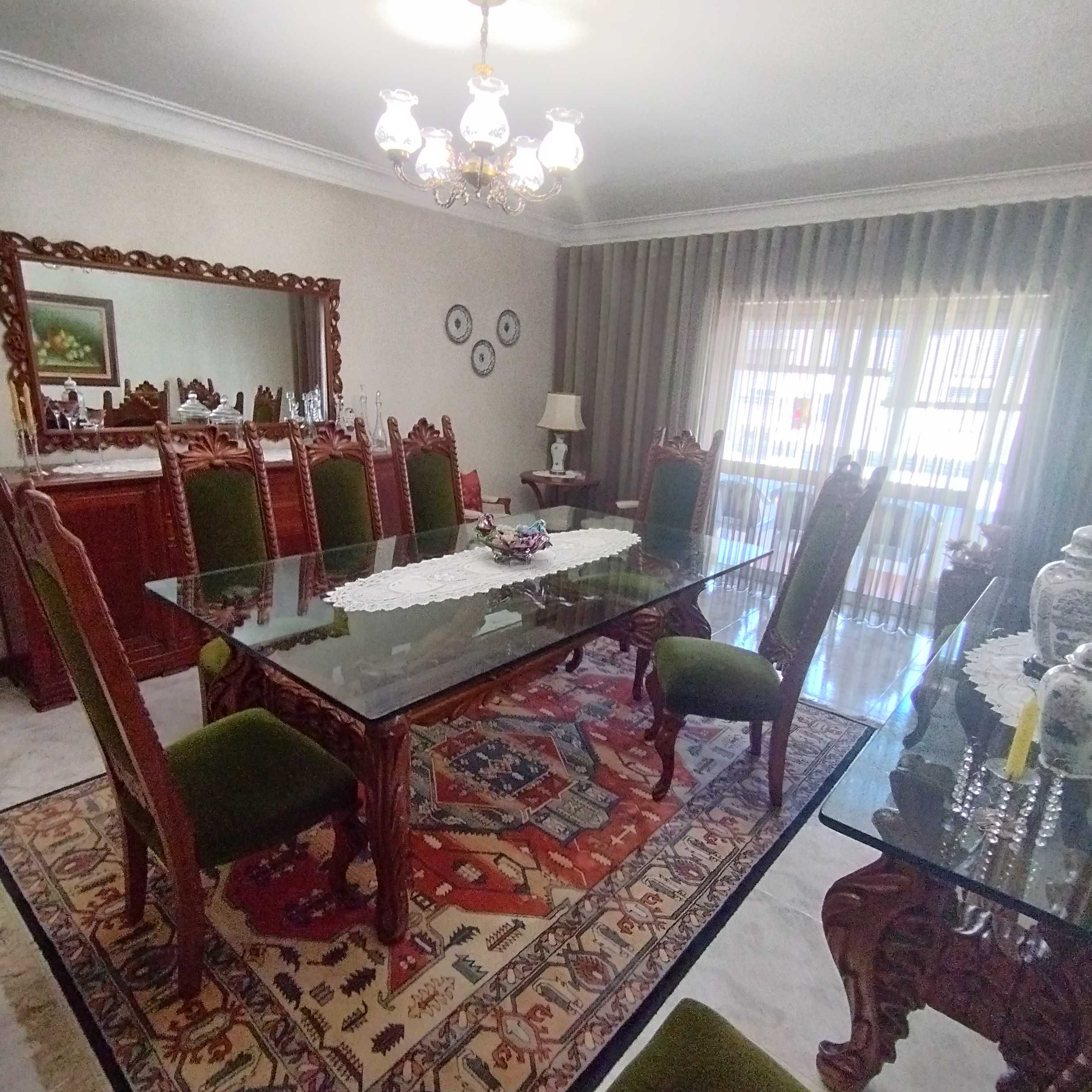 Sala de jantar completa em estilo colonial em madeira maciça
