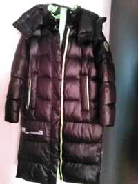 Пальто женское, зимнее на синтепоне.Черного цвета. Размер 52-54.