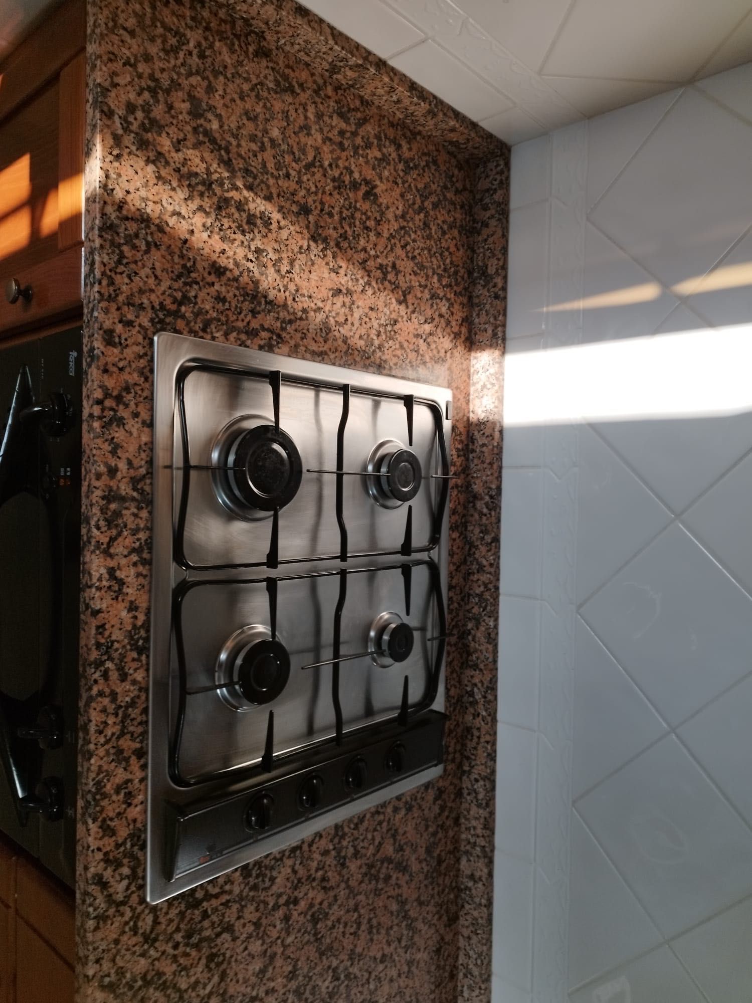 Pedra de bancada de cozinha fogão a gás e lava loiça