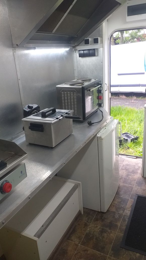 Przyczepa  gastronomiczna  wynamjem. Ze sprzętem,   lub sprzedam .