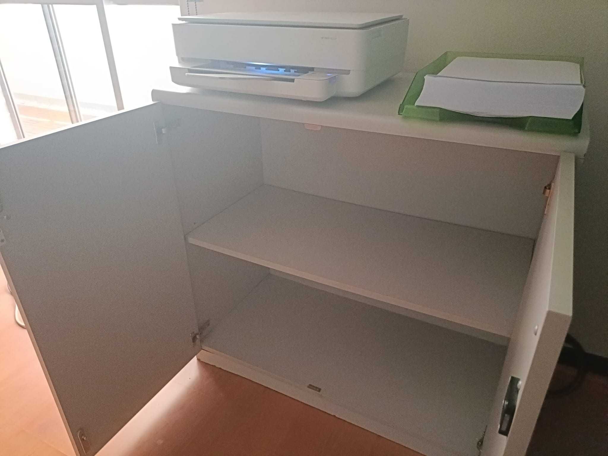 Escrivaninha de escritório com muita arrumação