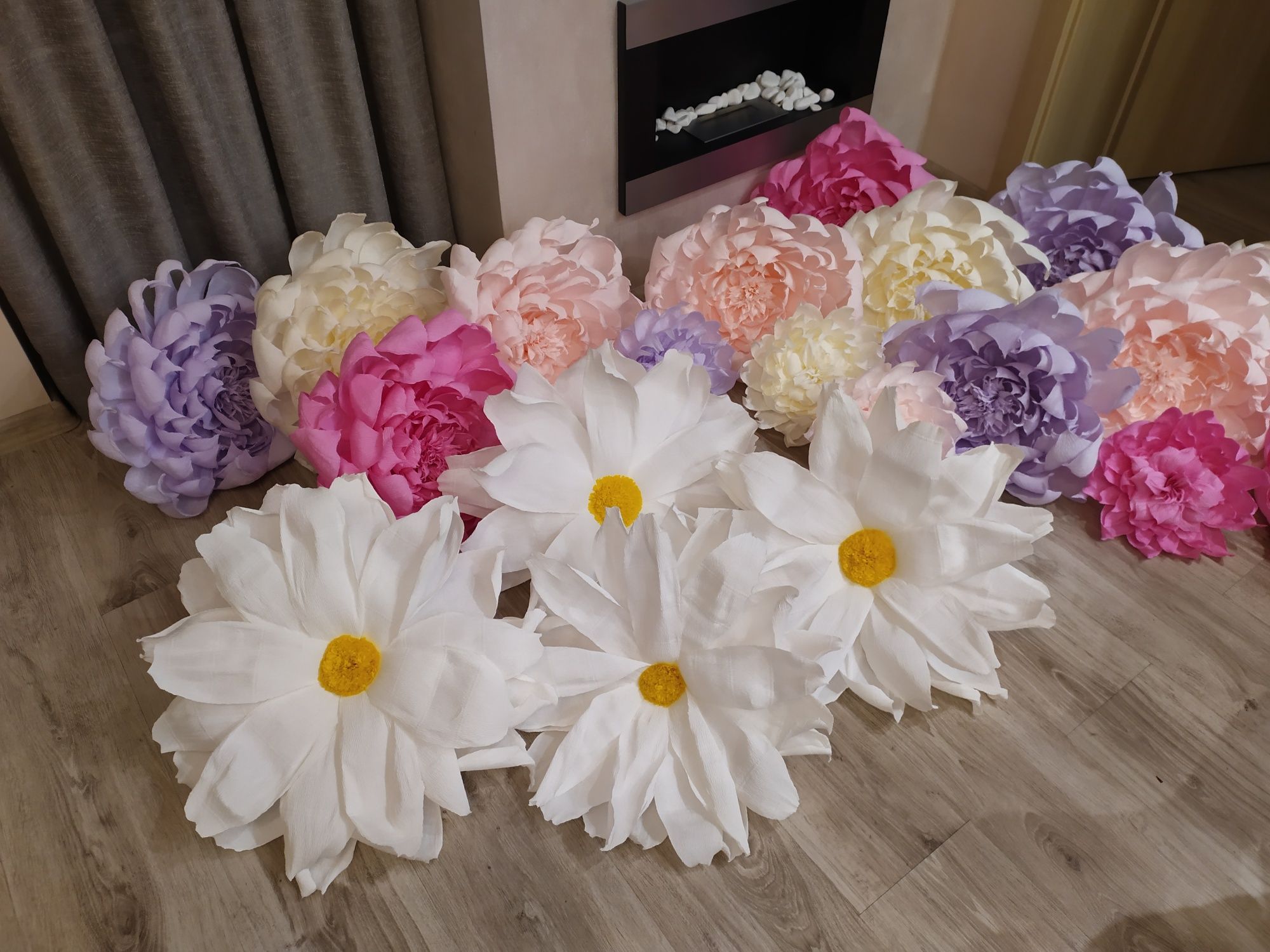 Kwiaty z krepiny - dekoracja pleneru/sali