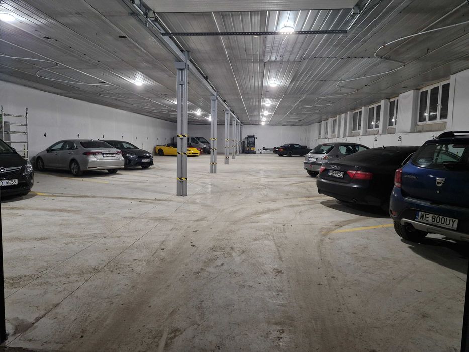 Garaz miejsce postojowe parkingowe w hali magazynowej