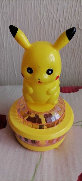 Pokemon figurka grający i jeżdżący