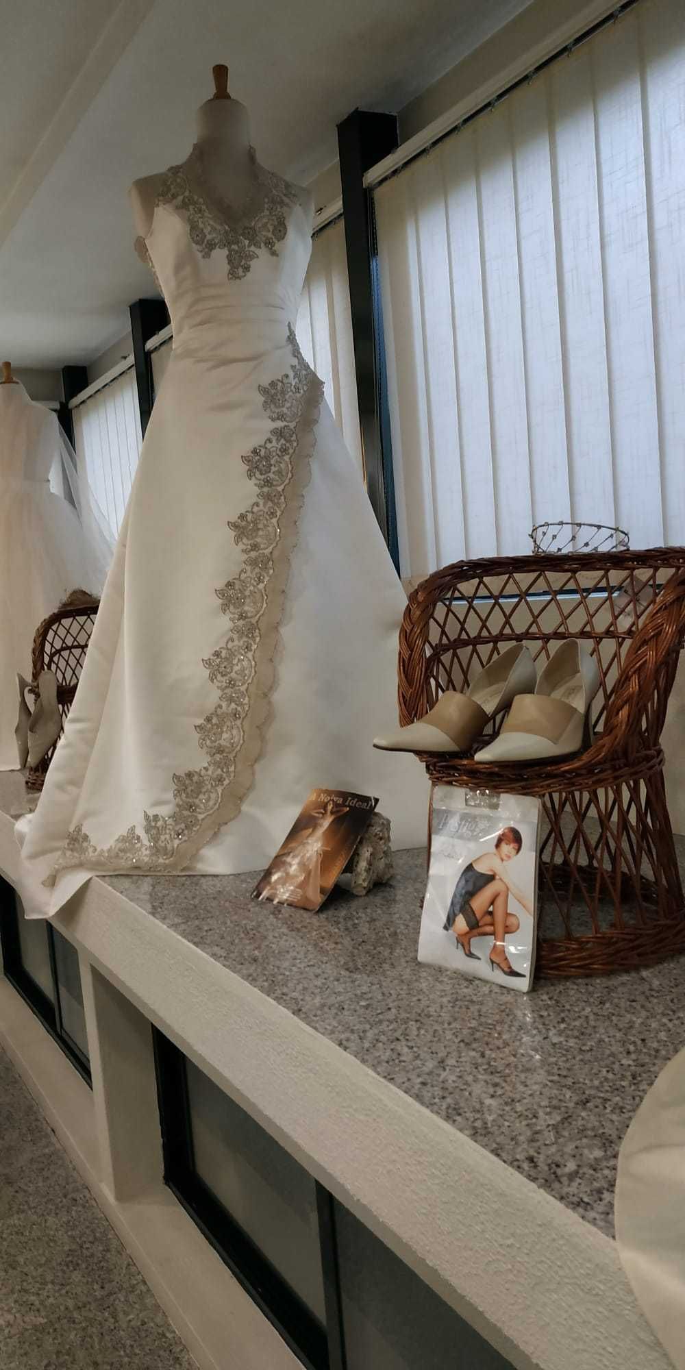 Vestido de noiva em bom estado para modelo.