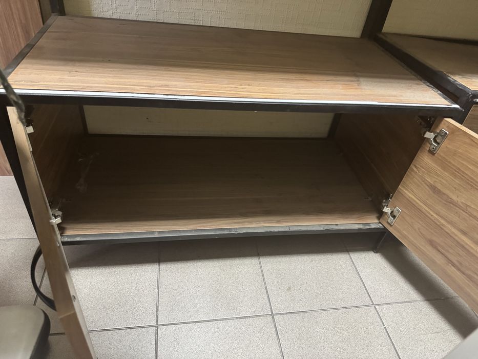 Стелаж з поличками