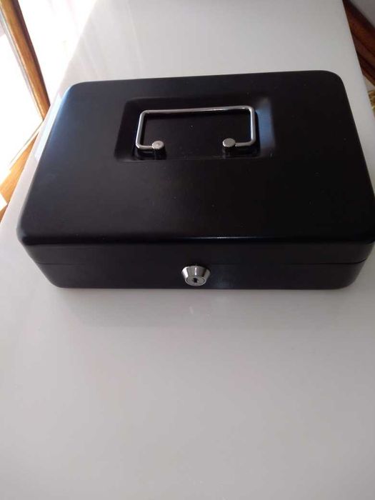 Cofre em metal, preto com gaveta interior