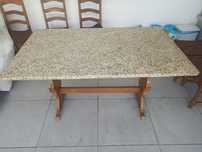 Mesa em granito e pés de madeira