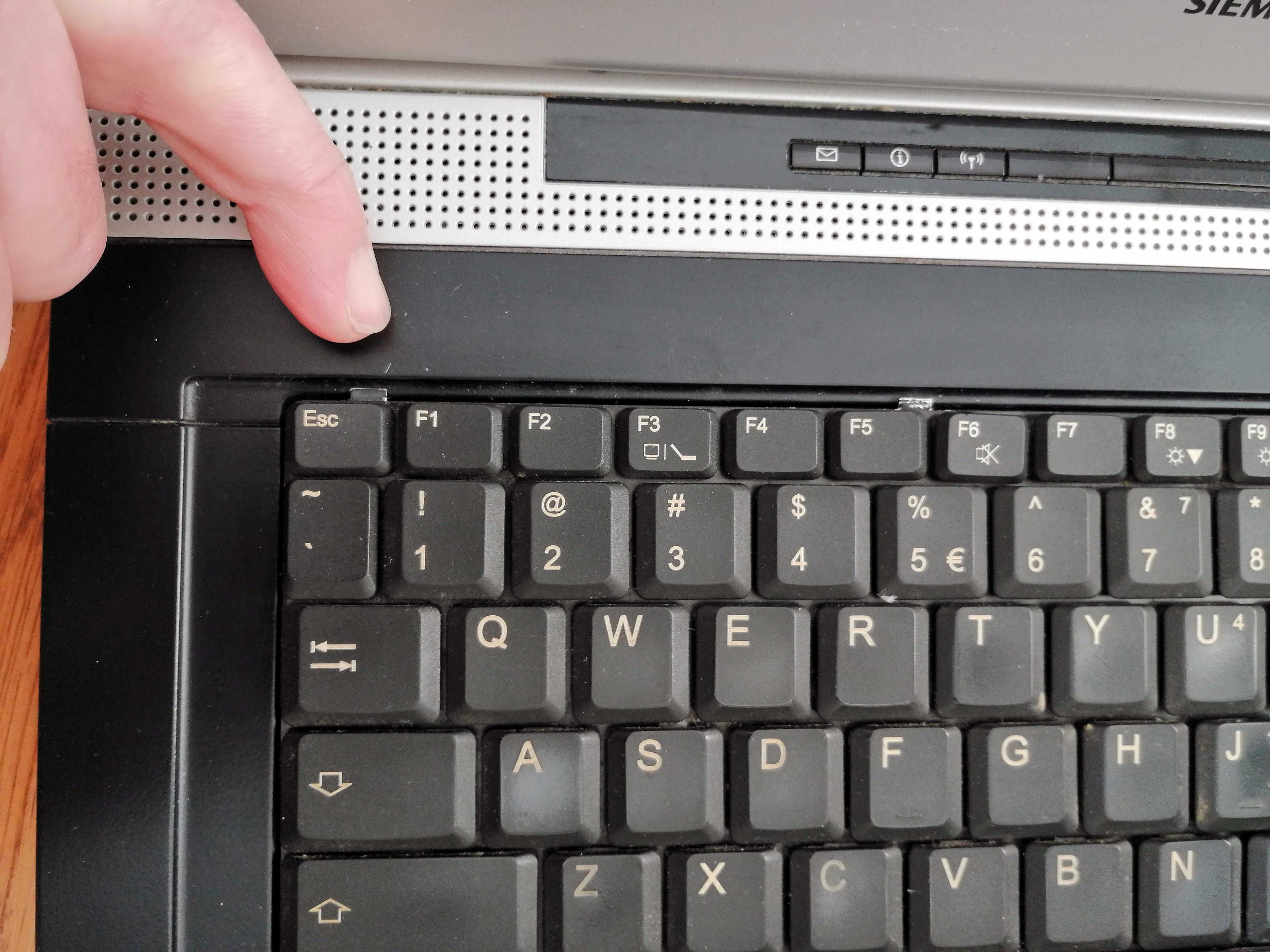 Laptop AMILO Pro V3515 Fujitsu Siemens RAM 1GB + bateria. Niesprawny