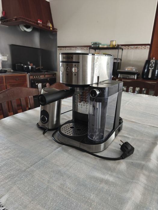 Máquina de café e moedor de grãos