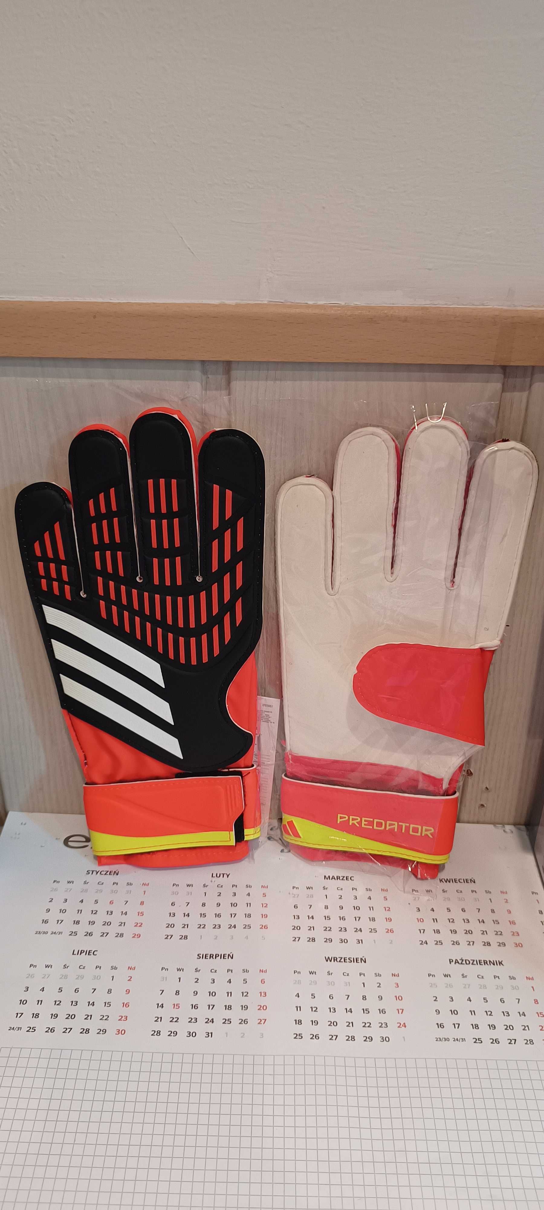 Rękawice bramkarskie Adidas PREDATOR TRAINING GOALKEEPER w rozmiarze 8