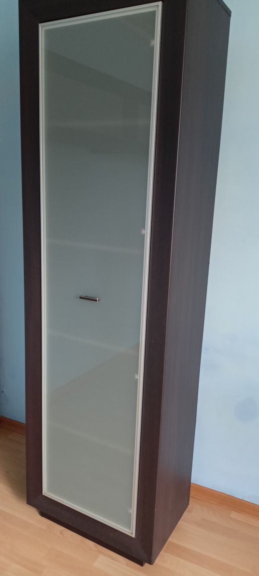 Witryna z szybą do pokoju