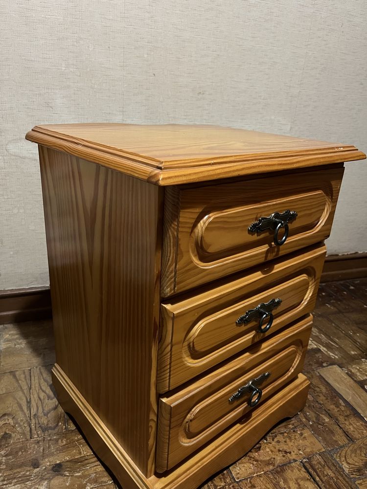 Conjunto de móveis- Mesa de Cabeceira, Cama de Solteiro e Guarda-Roupa
