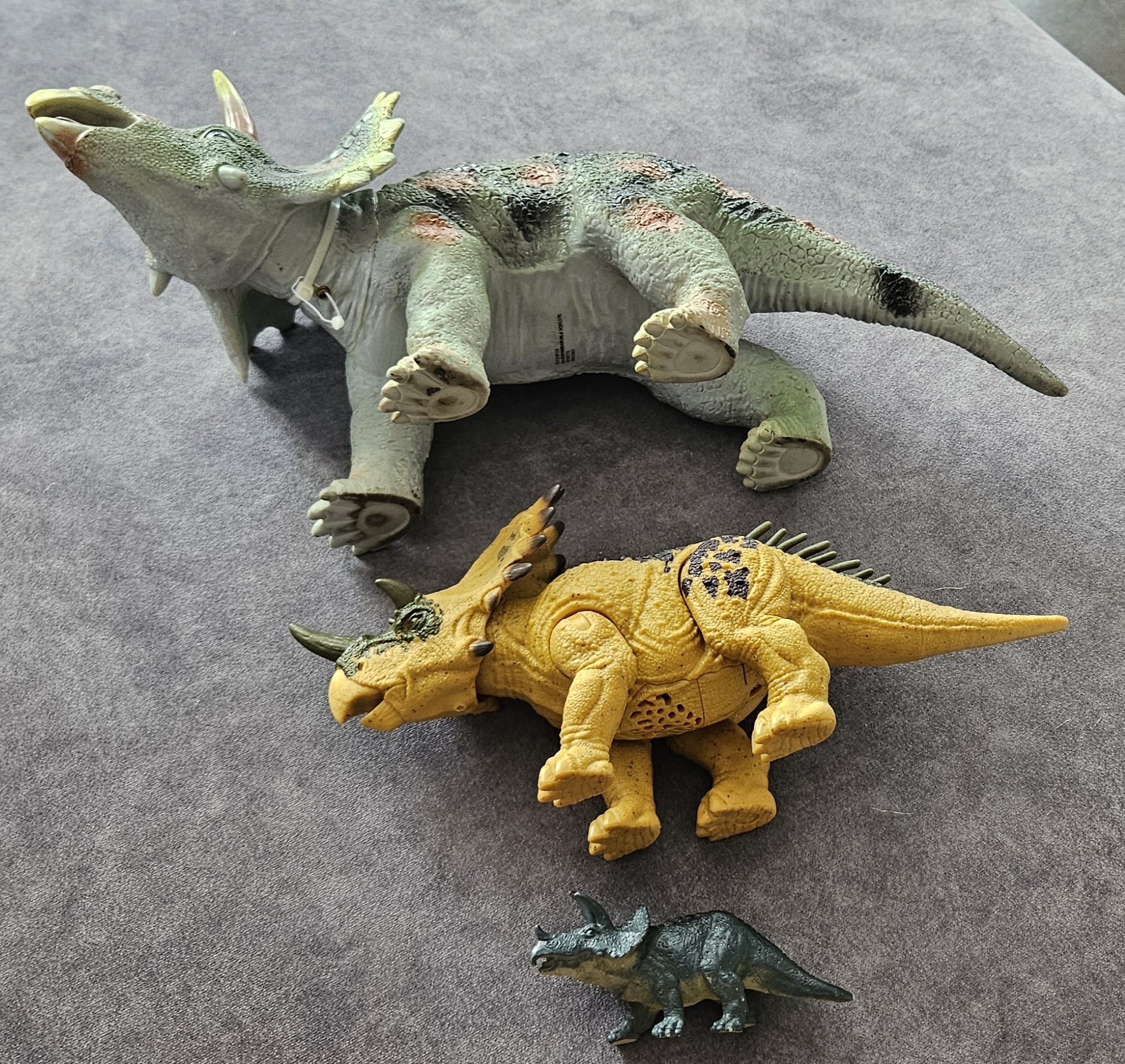 Jurassic World REALICERATOPS Dino Trackers trzy dinozaury triceratopsy
