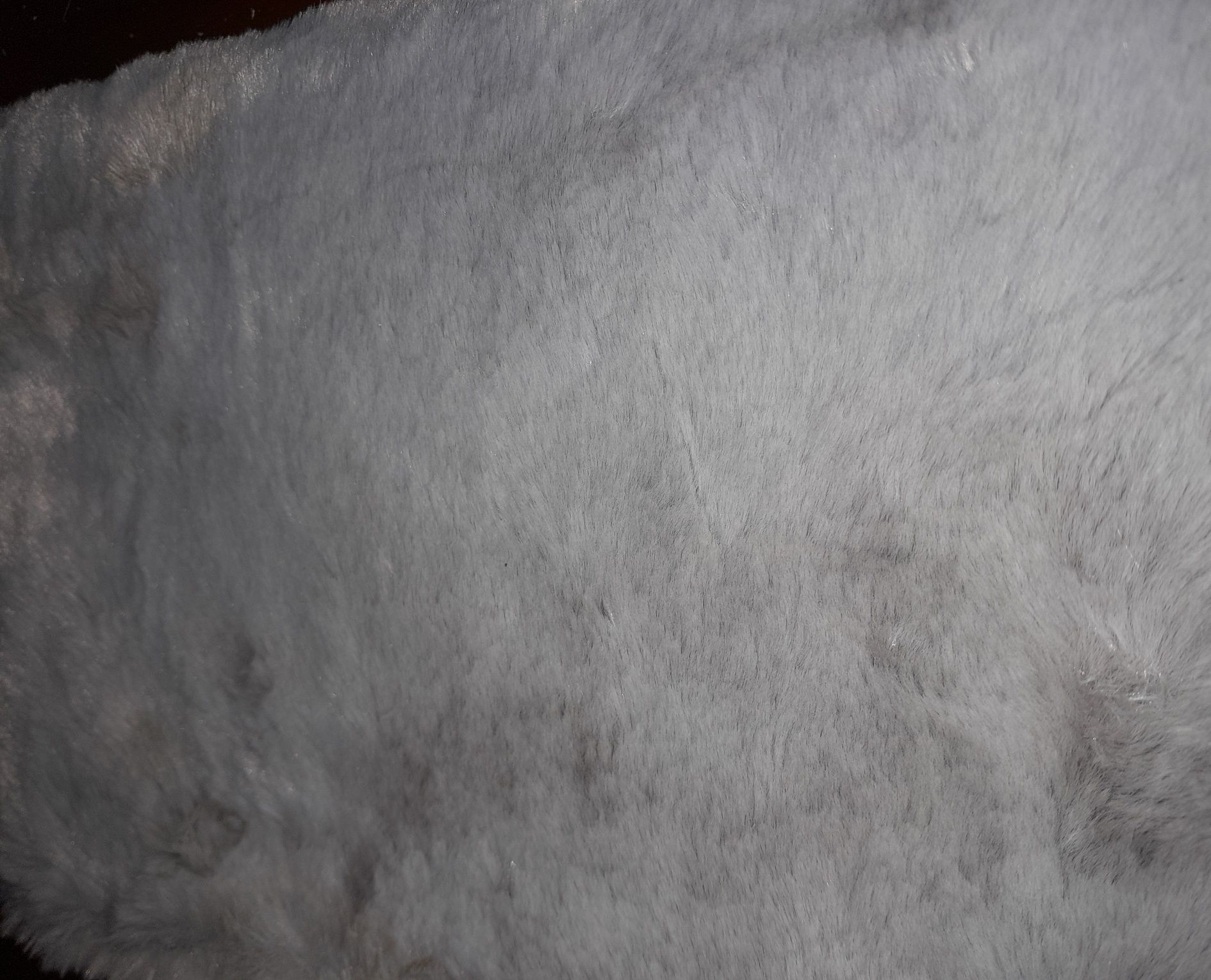 Bolsa nova com pêlo e pompons