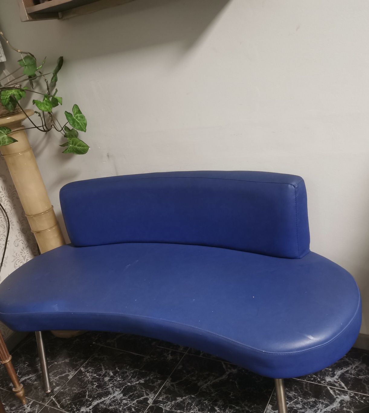 Sofá azul de espera