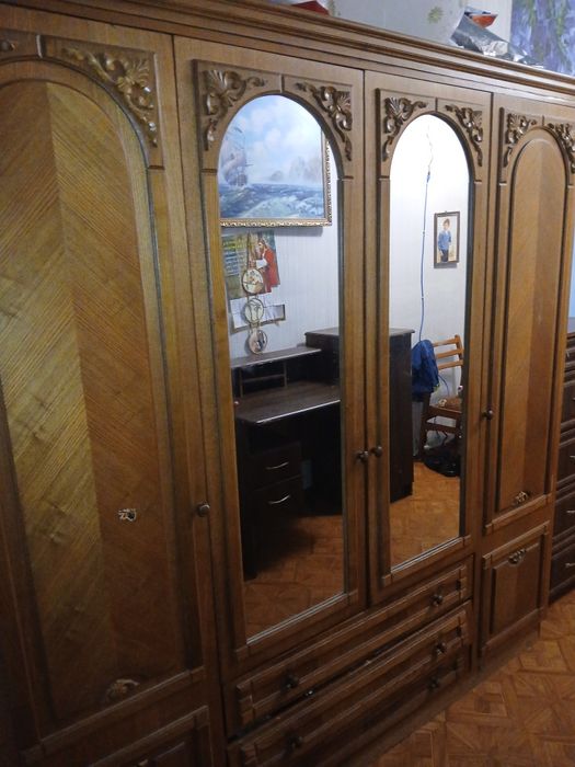 Продам 4-дверний шкаф б.у