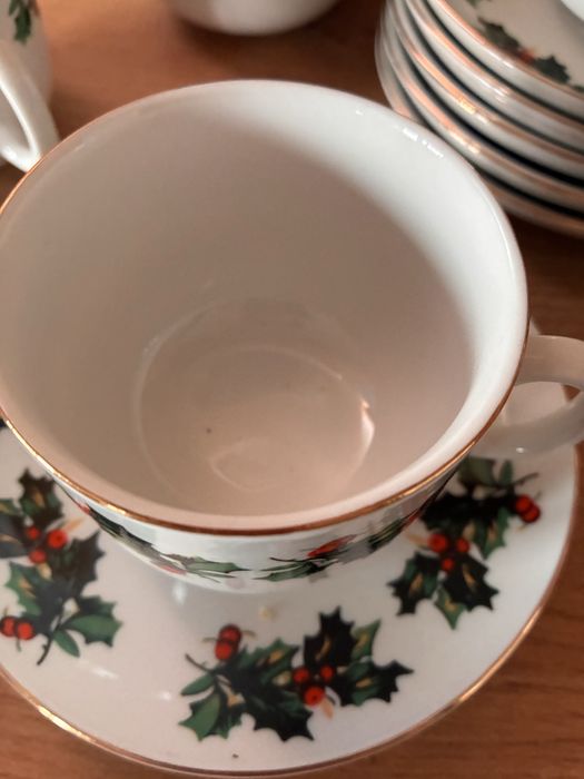 Piekny komplet z ostrokrzewem do kawy