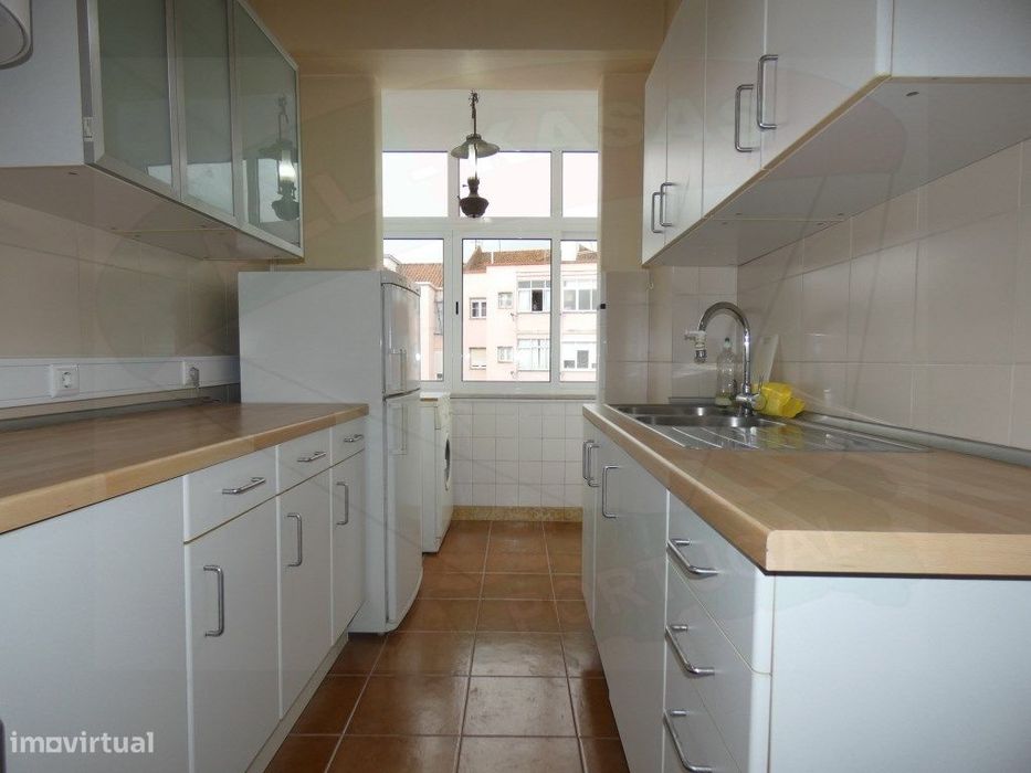 Apartamento T2 na Av. Eduardo Jorge nº 39 , Junto Metro Amadora Este.
