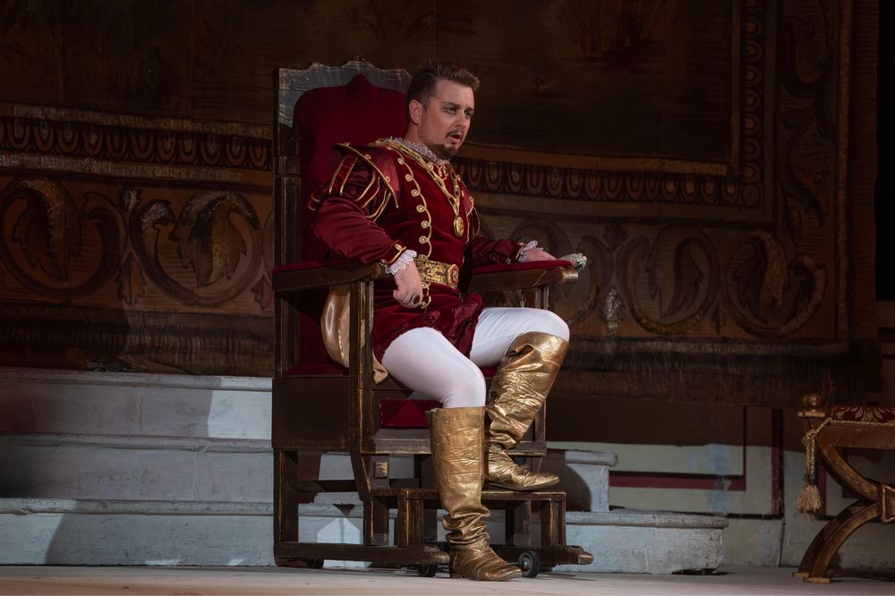 Уроки з академічного вокалу офлайн та онлайн