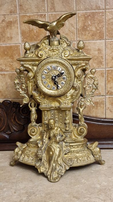 Duży mosiężny zegar z orłem