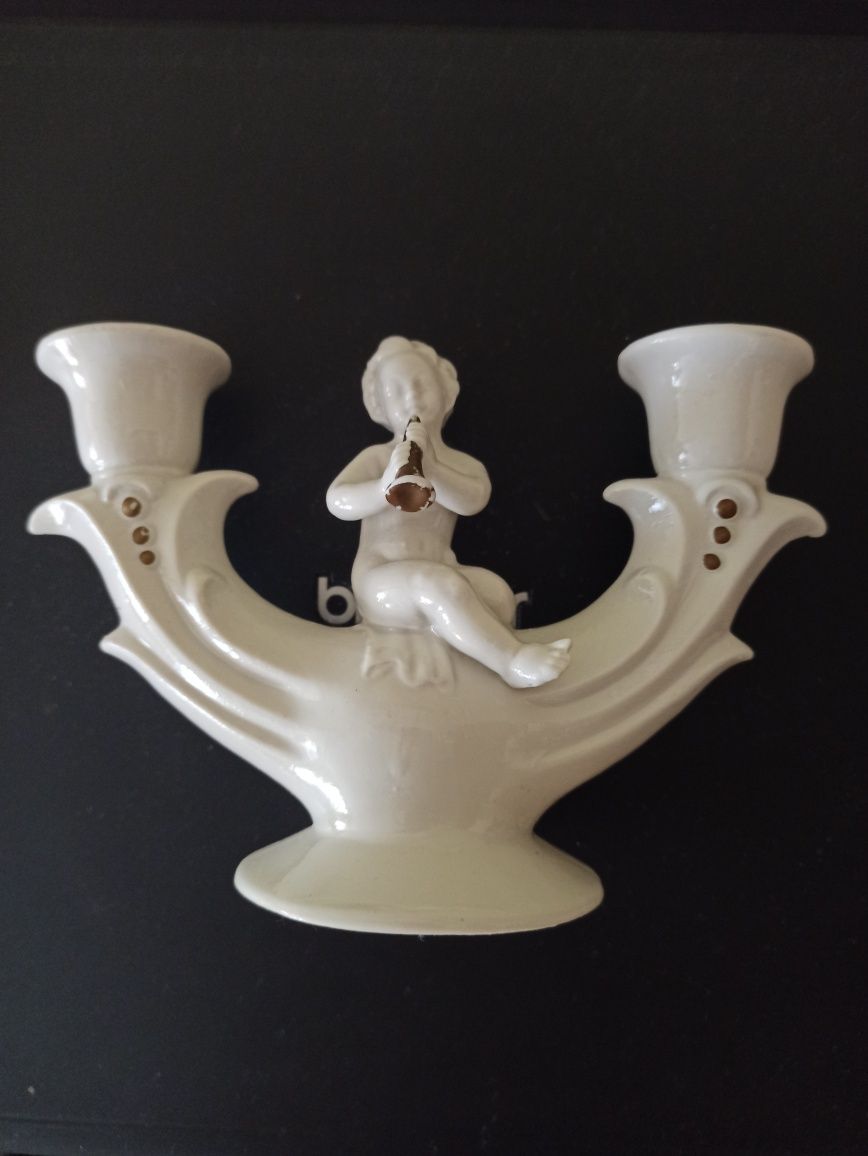 Świecznik figurka chłopiec gra na trąbce porcelana