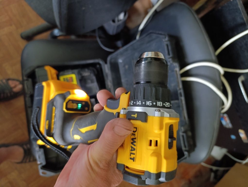 Продам  акумуляторну дриль Dewalt DCD805 на 20V