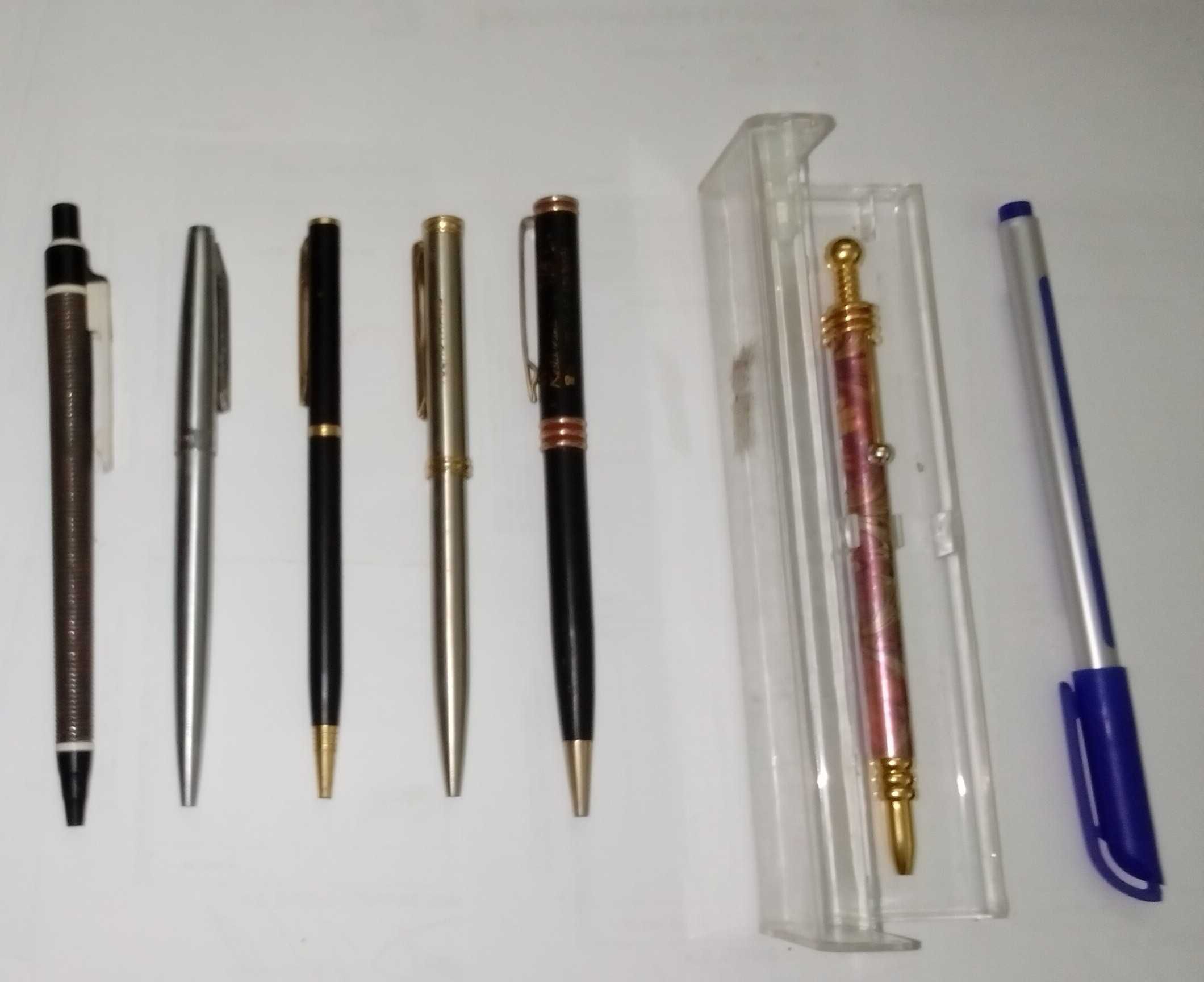 canetas de vários tipos