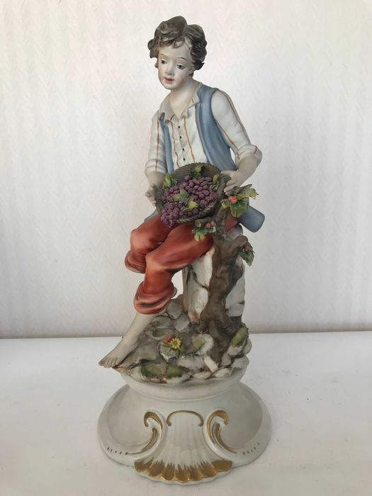 Скульптура хлопчика з кошиком винограду, 33 см., Каподімонте, Італія.