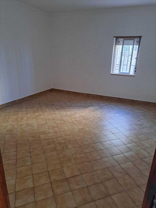 T2, Aluga-se R/C moradia para 1 ou 2 casais