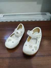Продам белые нарядные детские туфли
