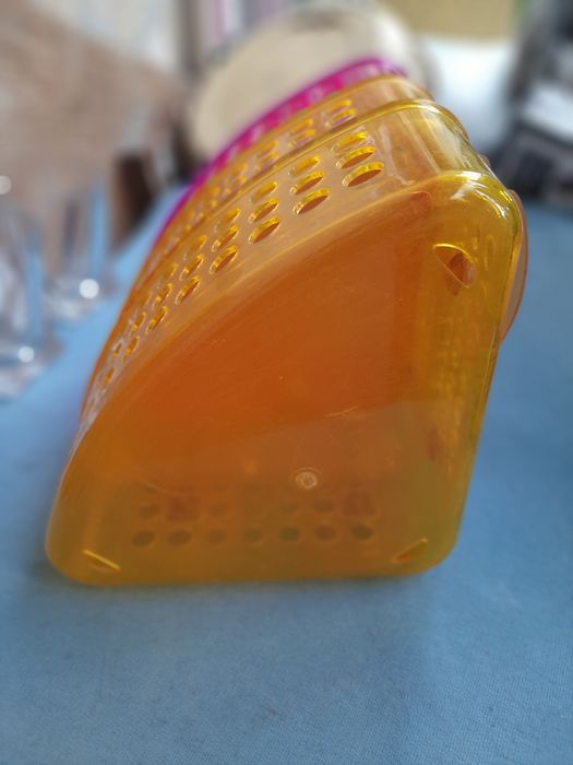 Полки пластмасові для ванної кімнати на липучках.