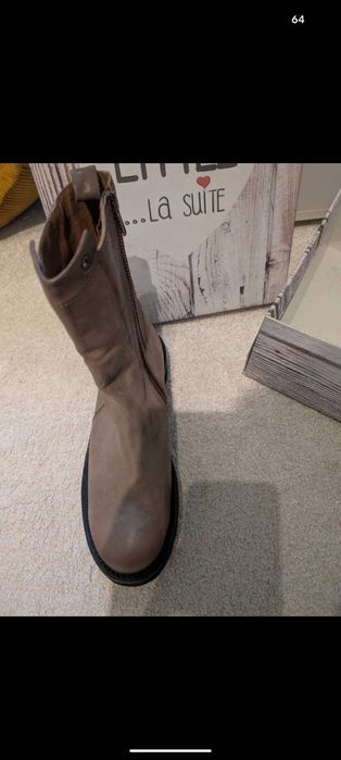 Botas cinza em pele, da Little La Suite