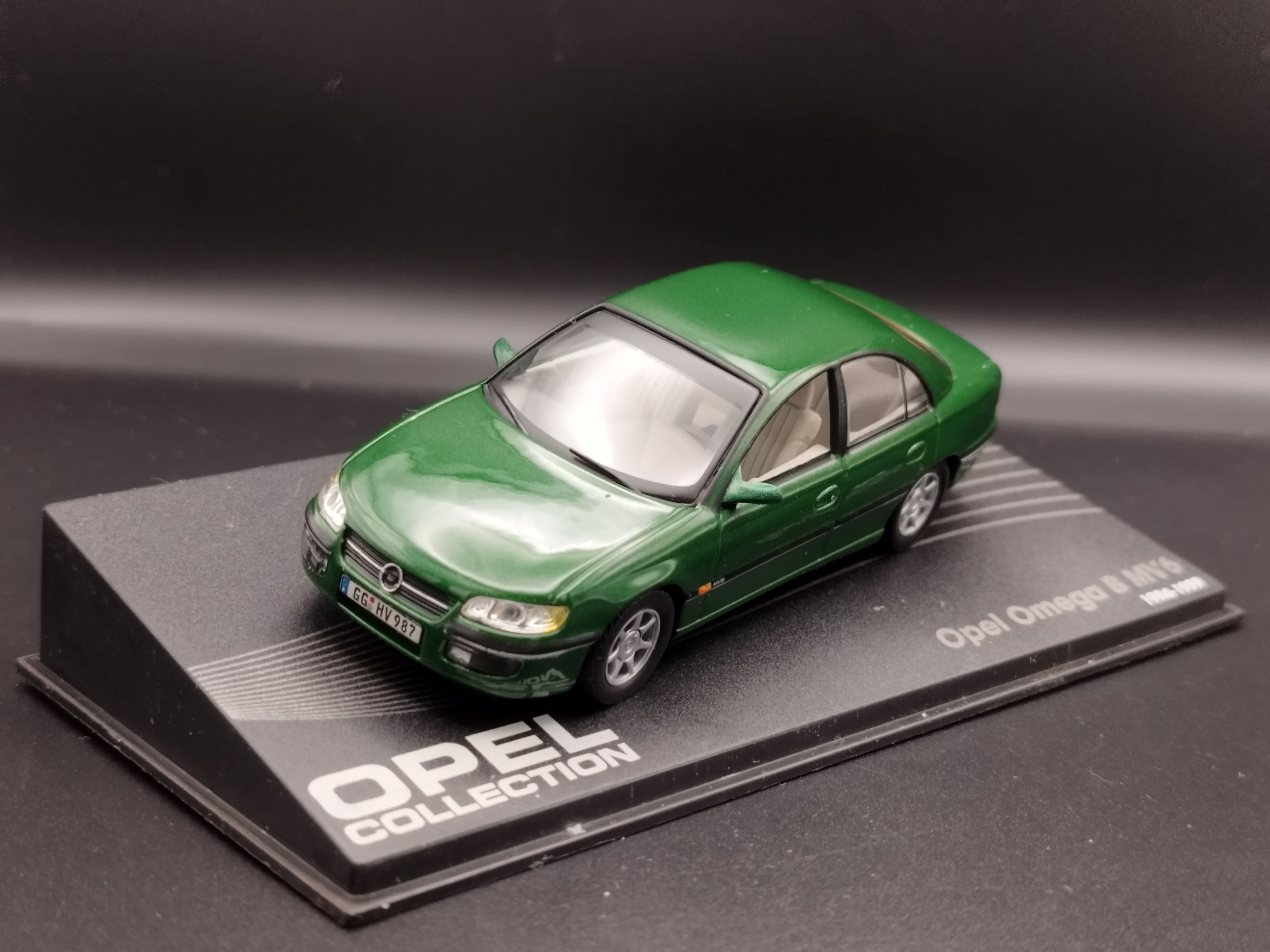 1:43 Opel Collection Omega B MV6 model używany