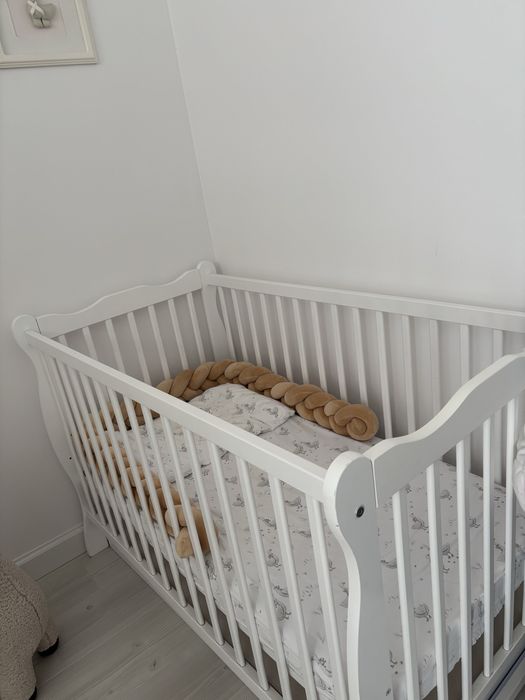 Biale drewniane łóżeczko +materac