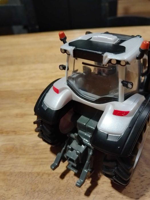 Traktor VALTRA Britains 43215