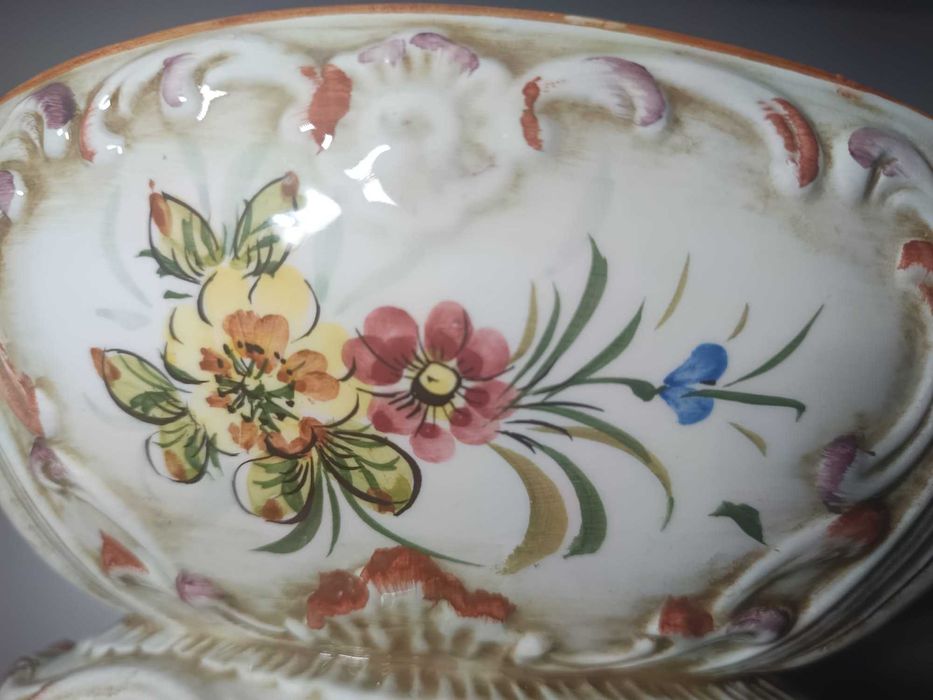 Terrina Antiga em Faiança – Decoração Floral e Relevos