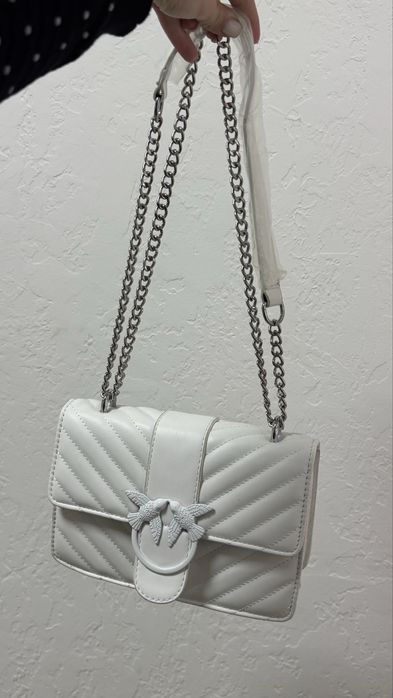 Продам гарну жіночу сумку білу на ланцюжку, вмістка , дешево
