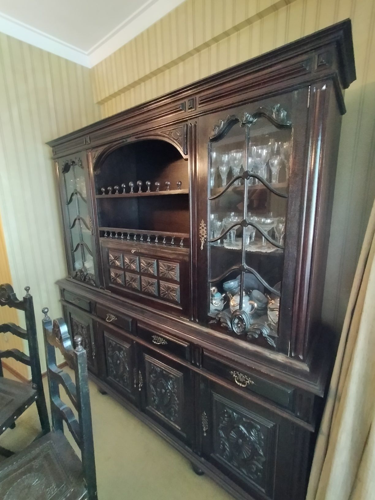 Mesa de sala, móvel e cinco cadeiras